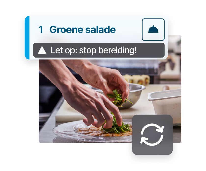 Een groene salade afgebeeld op een digitaal horeca keukenscherm