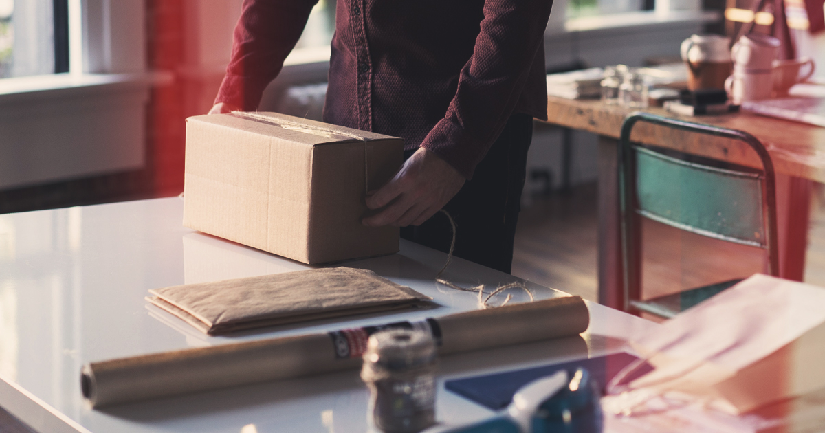 Man pakt een kartonnen doos in.