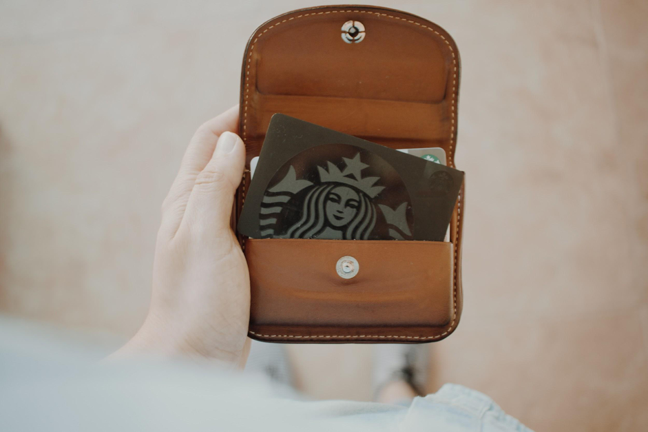 Portemonee met een Starbucks kaart