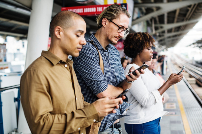 Mensen kijken naar hun mobiele telefoon