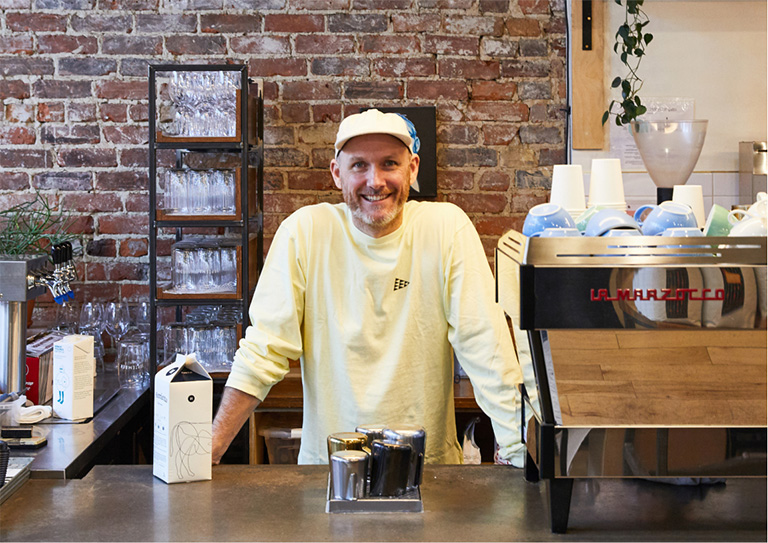 Barista aan de toonbank