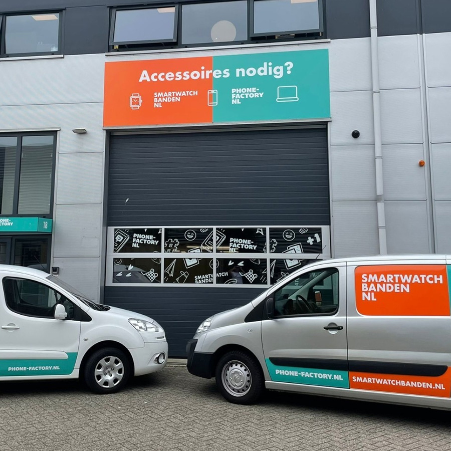 bestelwagen en loods