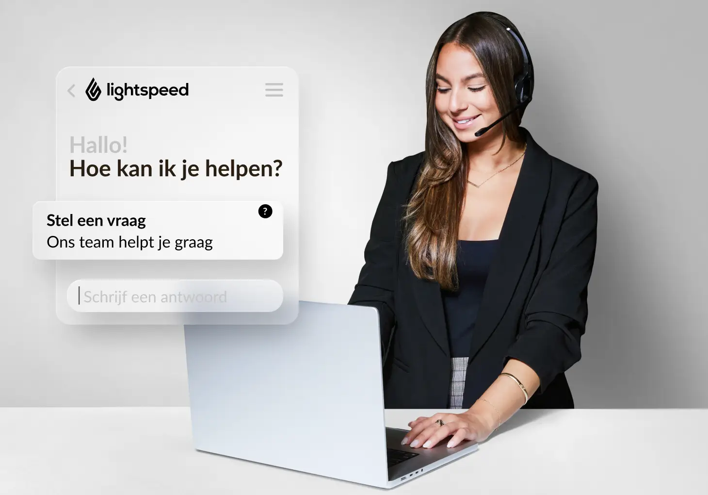 LightSpeed kassasoftware klantenservice met medewerker die support biedt via chat en laptop.