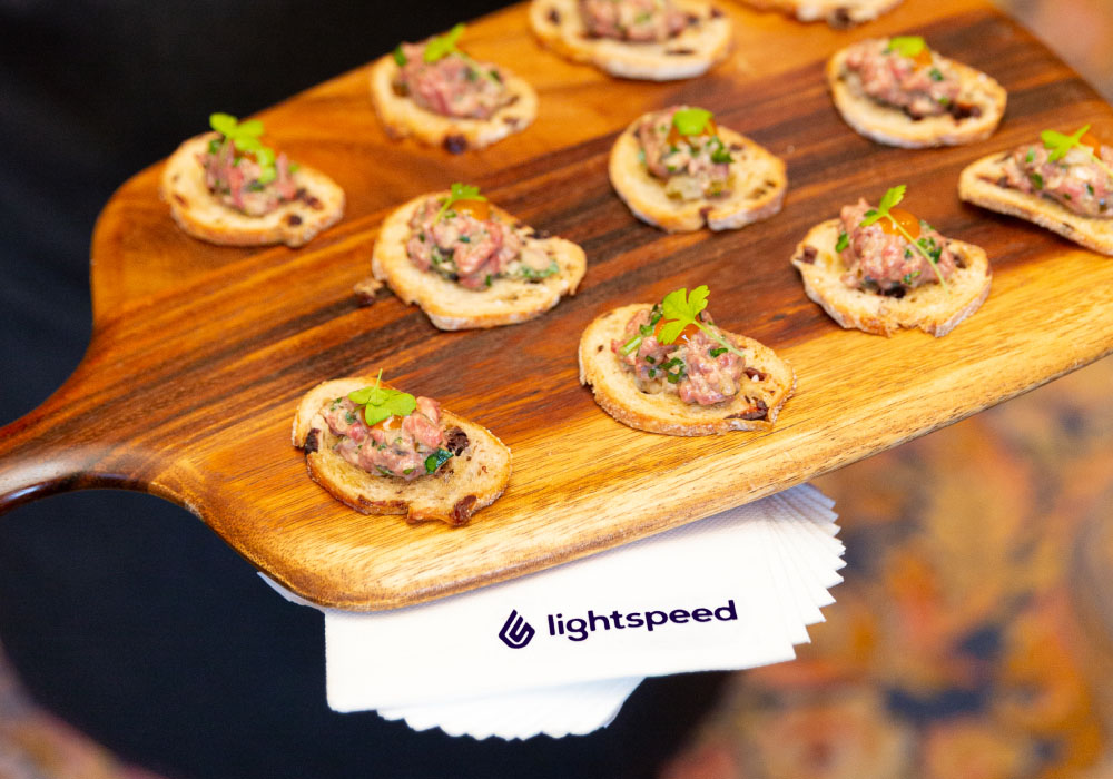 Plank met hapjes, servetten met Lightspeed logo