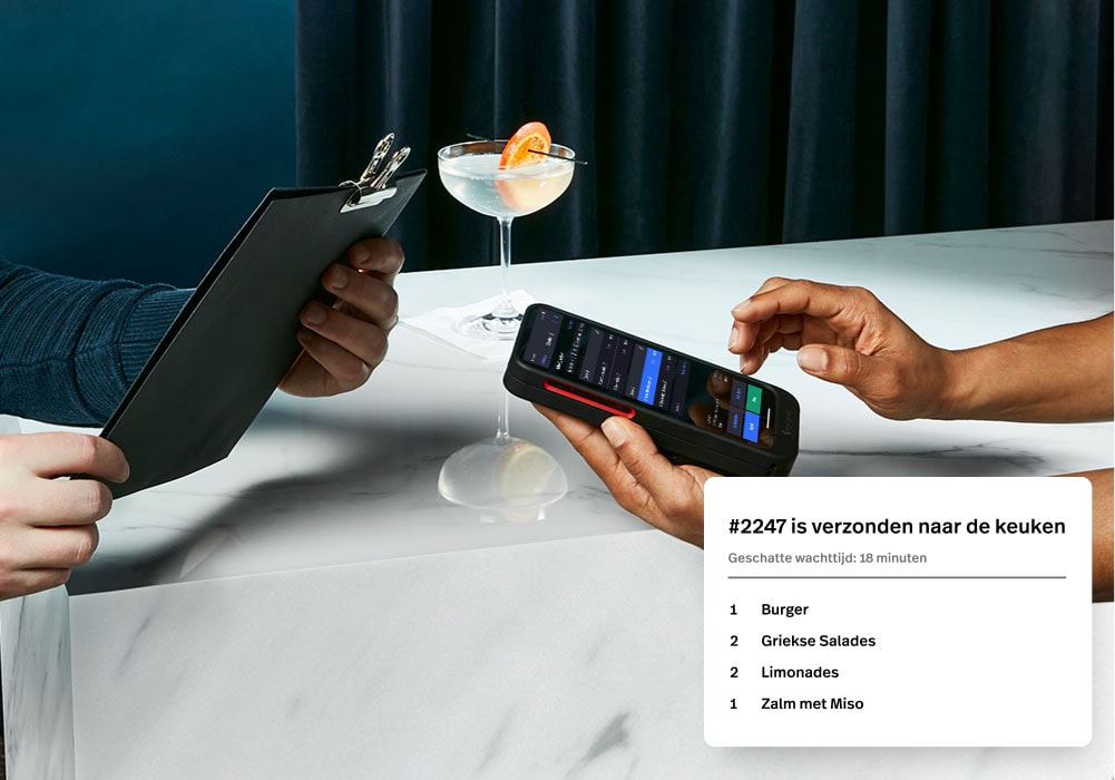 Tafel met menu, cocktail en ober met iPhone met Lightspeed Tableside inteface en besteloverzicht.